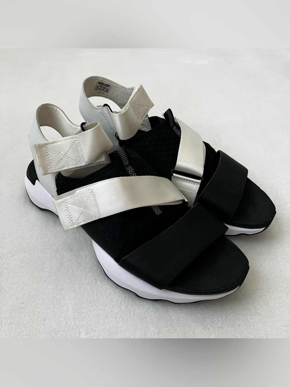 Sorel Women’s Kinetic Impact Sporty Sandal Size 12 Black White